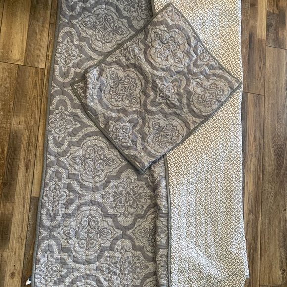 The Big One Gray and White Quilted Bedding set (2 pcs) - Picture 1 of 4